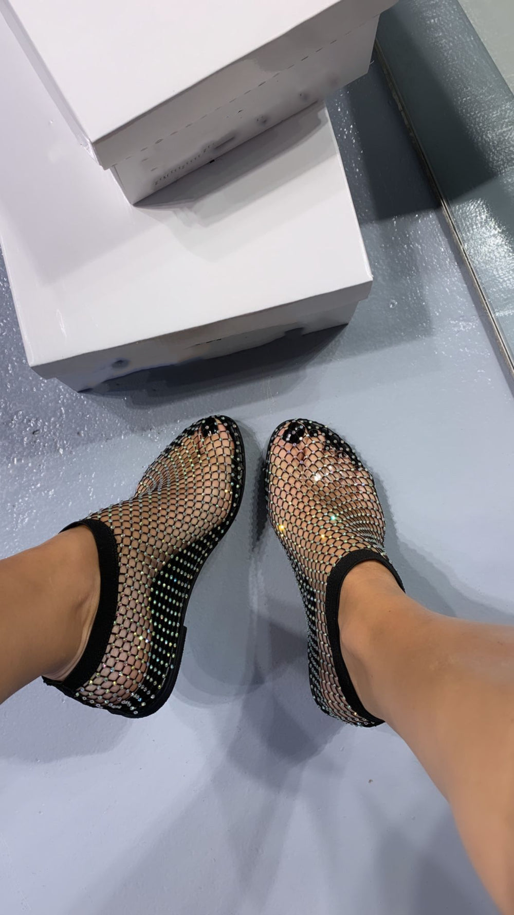 Moderna glittrande sandaler