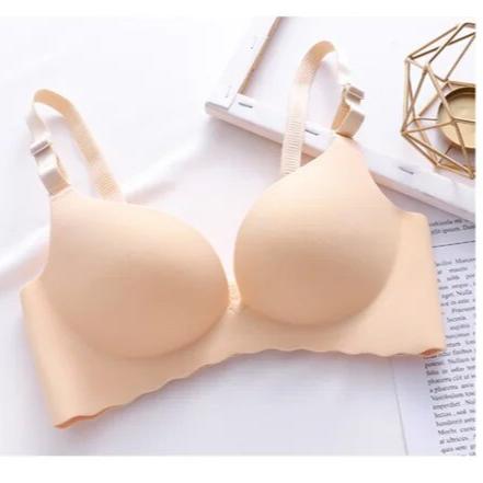 Lift-up bra for a natural shape in complete discretion 