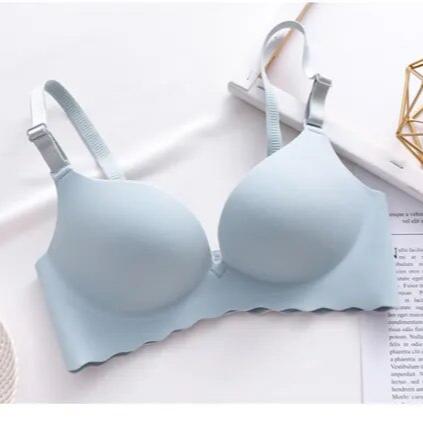 Lift-up bra for a natural shape in complete discretion 